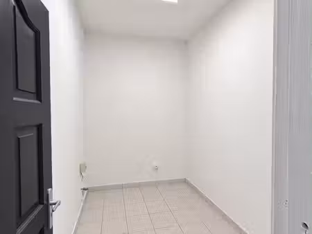 local professionnel 6 10m2 à louer au lamentin