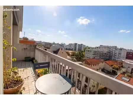 dernier étage avec ascenseur  vue dégagée et balcons