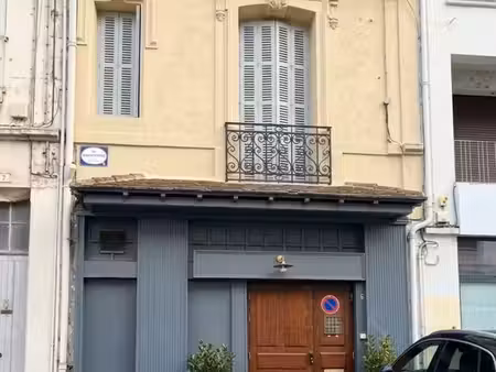 immeuble comprenant un local pro (ancien bar) et 2 appartements