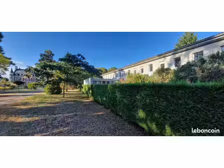 très bel ensemble immobilier + 2000 m² avec 26 appartements de 25 m² avec parc de 5 ha