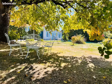 superbe longère charentaise en pierre  tous rénovée  avec piscine chauffée  verger  beaux 