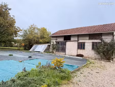 bâti à réhabiliter avec terrain d'environ 880 m² – beau potentiel