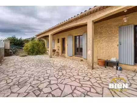 maison de plain-pied 3 chambres avec jardin et garage.