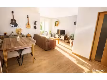 f2 50m2 garage privé et balcon - gisors gare et parc a proximité - dpe c