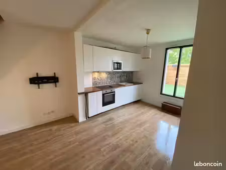 t 3 en duplex  terrasse de 20m2 sans vis-à-vis centre vitry 50 m du marché proche paris et