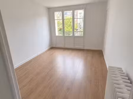 t2 meublé rénové – 40 m² – balcon et cave
