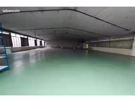 location entrepôt + bureaux 425m2