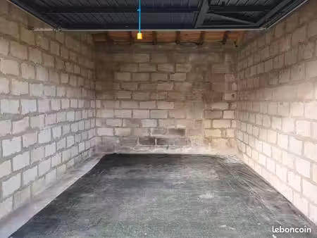 2 garages fermés 17m2 sécurisés + parking – 10 min gare de saintes