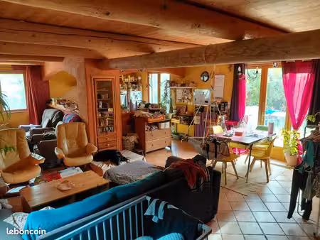 jolie maison chaleureuse avec grand jardin