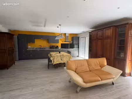 maison neuve meublée  3 chambres  deux salles d’eau  garage  jardin. 95m2 sur 352 m2 terra