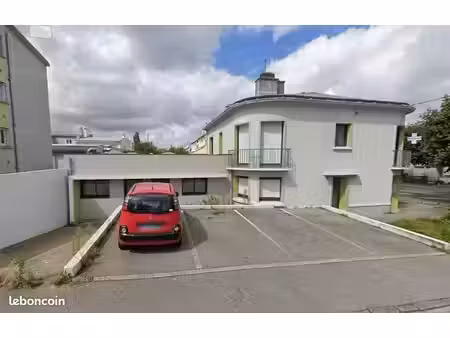 local commercial de 128 m² + appartement t2 de 82 m² – 5 parkings privatifs