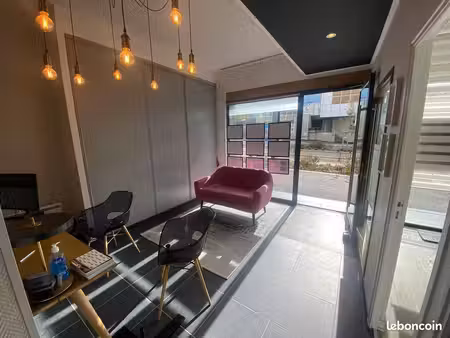 local commercial emplacement n°1 avec 2 vitrines 3 bureaux et 1 acceuil au 19 ave clemence