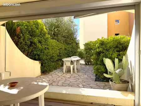 cap d'agde appartement entièrement rénové en rez de jardin piscine et parking dans la rési