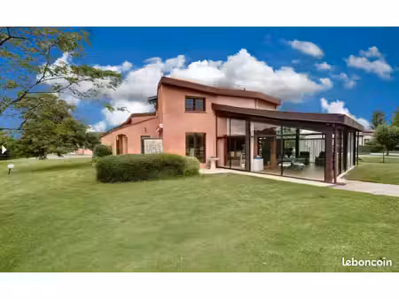 maisin 250 m². 8 pièces. véransa. piscine. jardin 2700m². vue pyrénées
