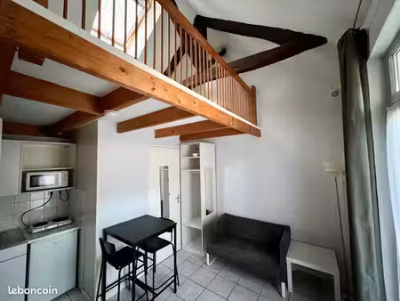 studio avec couchage en mezzanine