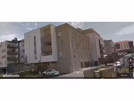 garage box fermé dans une résidence sécurisée