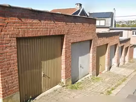 garage fermé en brique rouge à louer