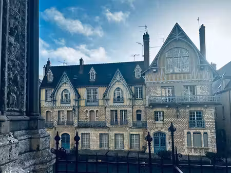 à louer – appartement meublé d’exception face à la cathédrale de chartres
