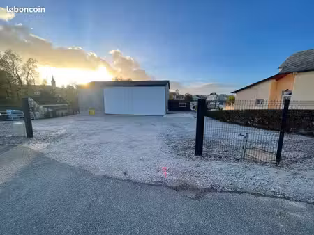 hangar de 200 m2 avec bureau et kitchenette