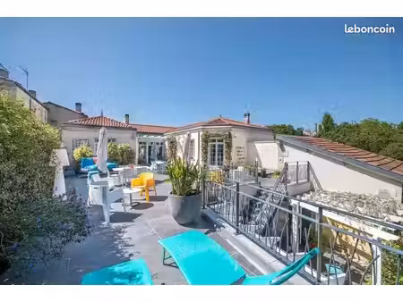 bordeaux centre – villa de caractère de 255 m² avec jardin  terrasse de 110 m² et parking 