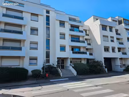 vannes – t2 lumineux de 42 65 m² avec parking  cave et ascenseur – 158 000