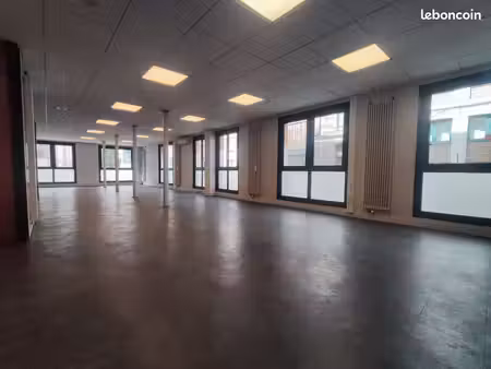 local polyvalent de 238 m² quai du wault