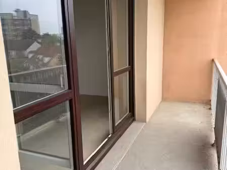 vends f1 dans une residence cloturee en très bon état