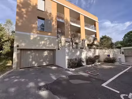 location parking 23 m² à aix-en-provence (13090)  250 €