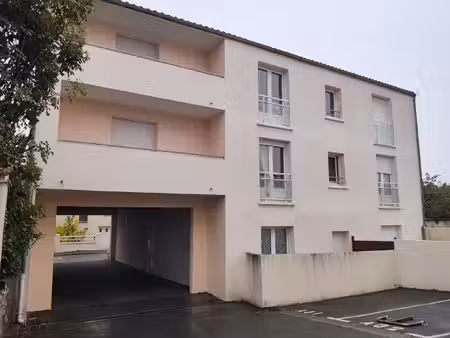 la rochelle - studio en excellent etat avec parking privatif