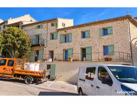 vacqueyras centre – t3 entièrement rénové de 66 m² utiles – balcon et garage