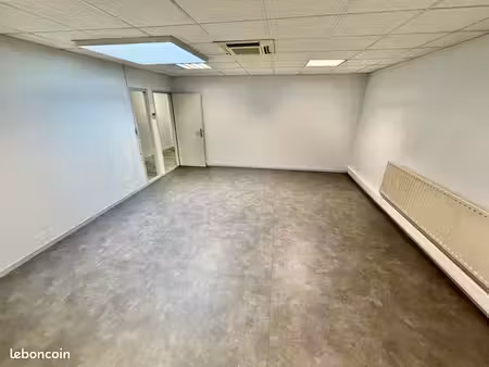 local multi activité 30m2 ( bureau  s de réunion  administratif)
