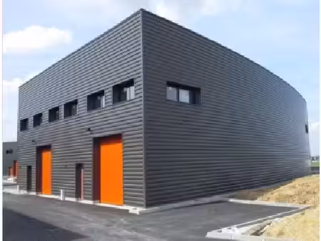 local professionnel de 200 m² au cœur du business village — 165 000