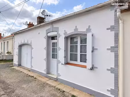 maison paisible à proximité des commerces avec dépendances  jardin et garage