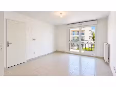 exclusivite - 2 pieces recent avec balcon et parking sous-sol