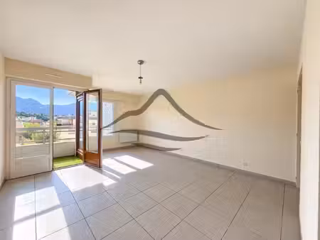 studio de 34m2 - balcon - vue dégagée - cave - centre ville