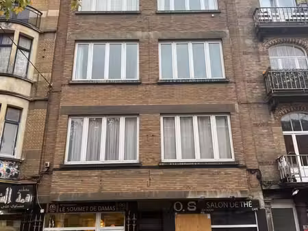 un magasin « md » au rez-de-chaussée droit