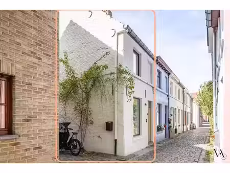bemeubelde stadswoning met 3 slaapkamers op rustige locatie