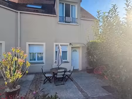 t2 meublé avec terrasse privative et place de stationnement sécurisée