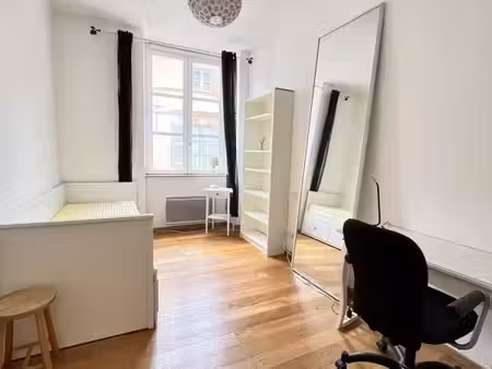 chambre avec placard dans t4 meublé