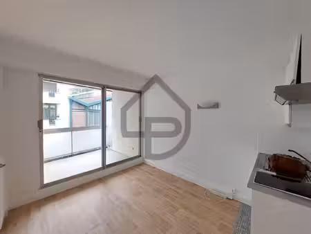 rue lecourbe - studio de 16 m² avec terrasse