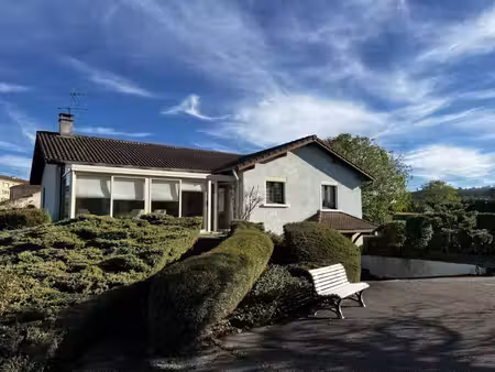 maison individuelle sur 820 m² + véranda + sous sol 93 m²