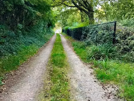 7 fontaines  au bout d'une allée privée magnifique terrain.