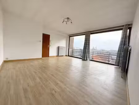 studio au 5è étage avec ascenseur très bien situé