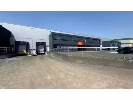 logistieke loods met kantoren te huur in bornem