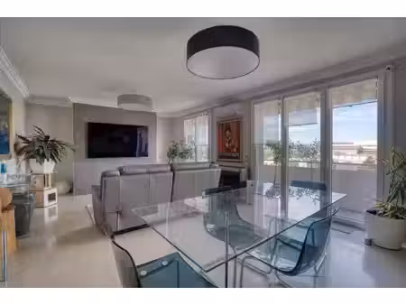 appartement type 3 denier étage climatisé  excellent état av