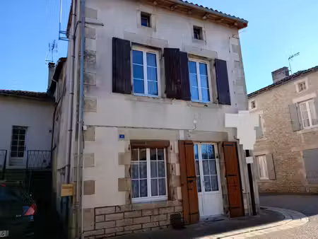 ensemble immobilier composé d’une maison de village en pier