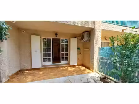 studio en rdc avec terrasse et jardinet dallé  une place de