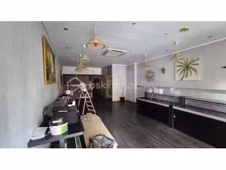 local commercial de 144 m² à perpignan