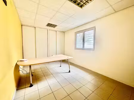 atelier avec bureau – environ 180 m²