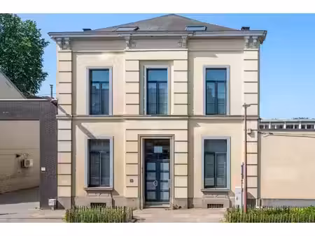 demeure de maître prestigieuse avec jardin et garage au cœur